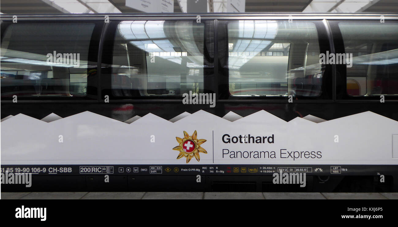 Questa fotografia mostra il pullman panoramico delle Ferrovie federali Svizzere (FFS) con numero APM 61 85 19-90 106-9 utilizzato sul Gottardo Panorama Express di stanza a München Hauptbahnhof, che illustra le moderne attrezzature ferroviarie in servizio presso un importante nodo ferroviario tedesco. Foto Stock