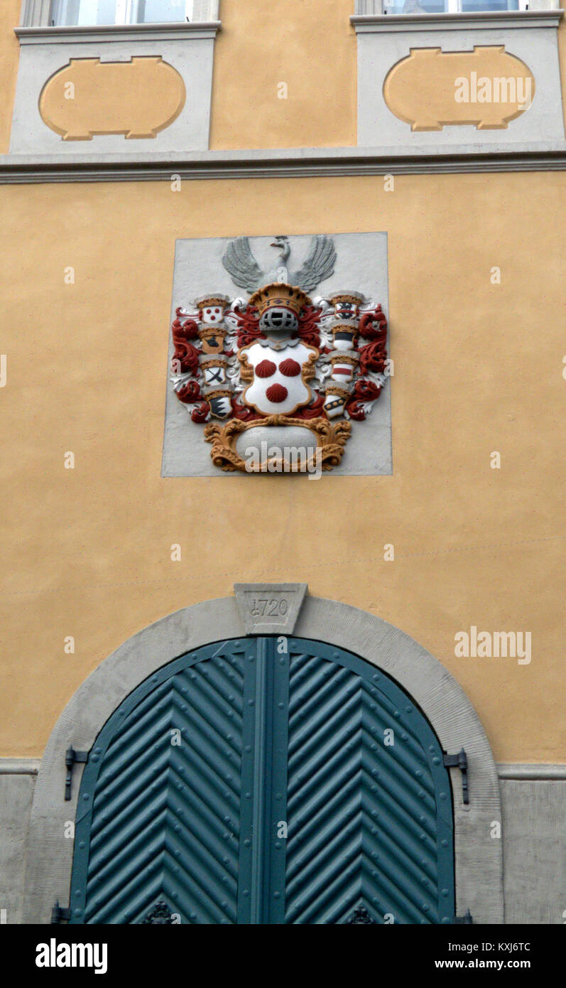 Il Ritterhauswappen di Bamberga, Germania, presenta uno stemma decorato scolpito nella facciata dell'edificio, che illustra l'arte araldica e l'artigianato architettonico medievale. Foto Stock