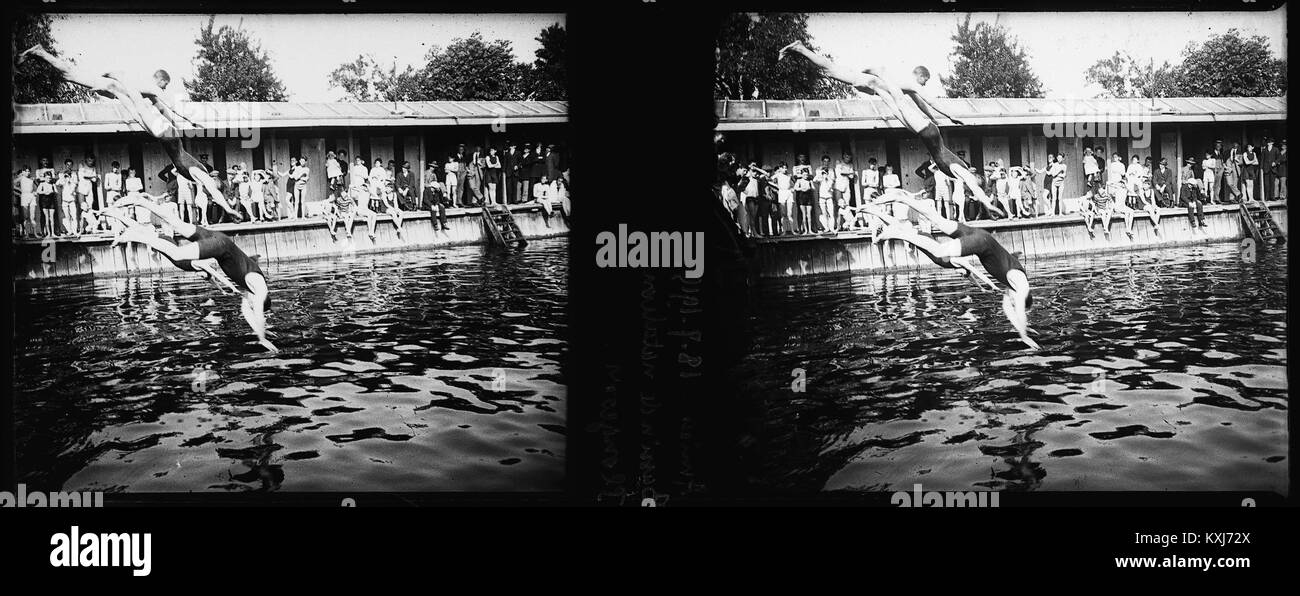 Fotografia del 18 luglio 1915, che mostra i nuotatori che si tuffano nel bacino di Amiens, in Francia, raffigurante la vita sportiva e ricreativa durante la prima guerra mondiale Foto Stock