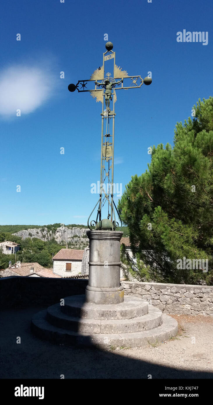 Balazuc - croix devant l'église Sainte Marie-Madeleine Foto Stock