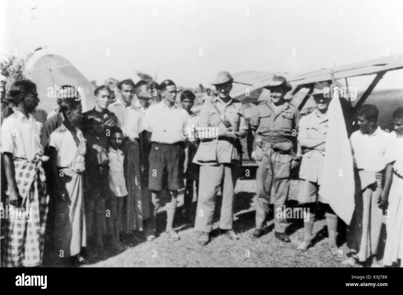 Fotografia che raffigura gli ufficiali militari australiani di stanza ad Akyab, Birmania (Myanmar), illustrando la presenza militare e l'amministrazione coloniale all'inizio del XX secolo. Foto Stock