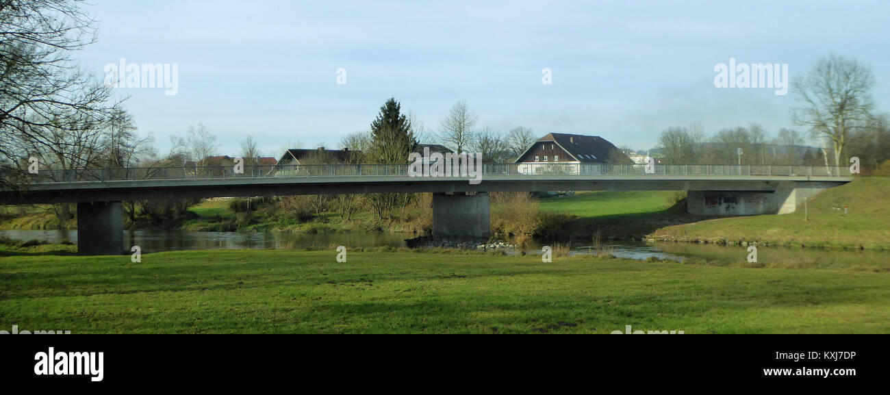 Il ponte PAN 12 di Bad Birnbach, in Germania, si estende lungo il fiume Rott, fungendo da elemento chiave dell'infrastruttura locale e esempio di ingegneria e architettura regionale. Foto Stock