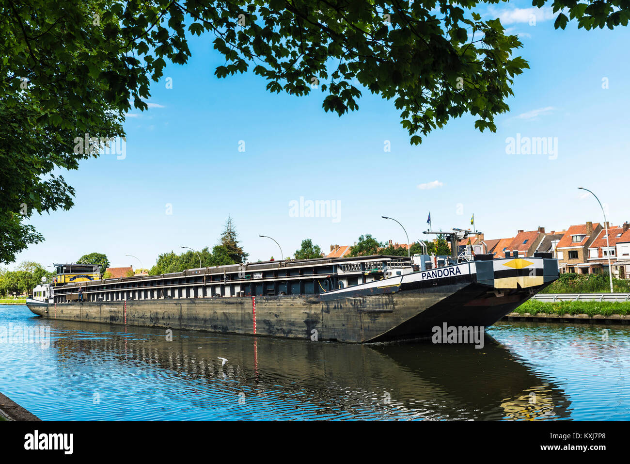 Bruges, Belgio - 31 agosto 2017: Freighter nave a vela in un canale nella città medievale di Bruges, Belgio Foto Stock