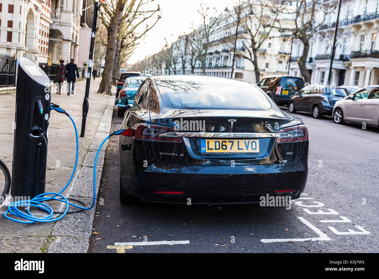 Londra, Gran Bretagna - 3 Gennaio 2018: auto elettrica Tesla Model S di ricaricare le batterie in una strada a Londra, Gran Bretagna Foto Stock