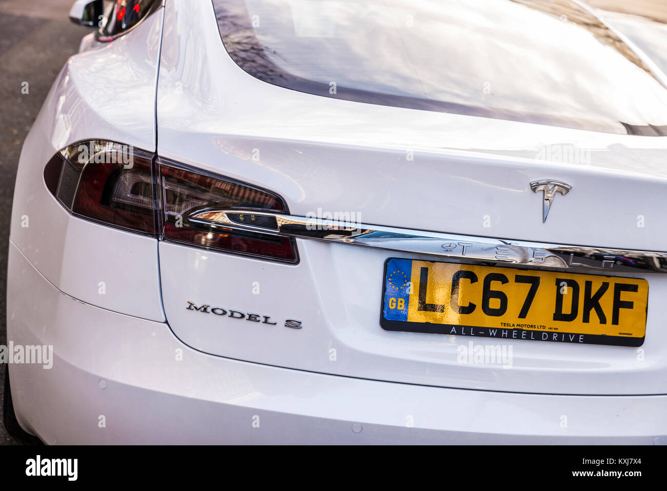 Londra, Gran Bretagna - 3 Gennaio 2018: Bianco auto elettrica Tesla Model S parcheggiata su una strada a Londra, Gran Bretagna Foto Stock