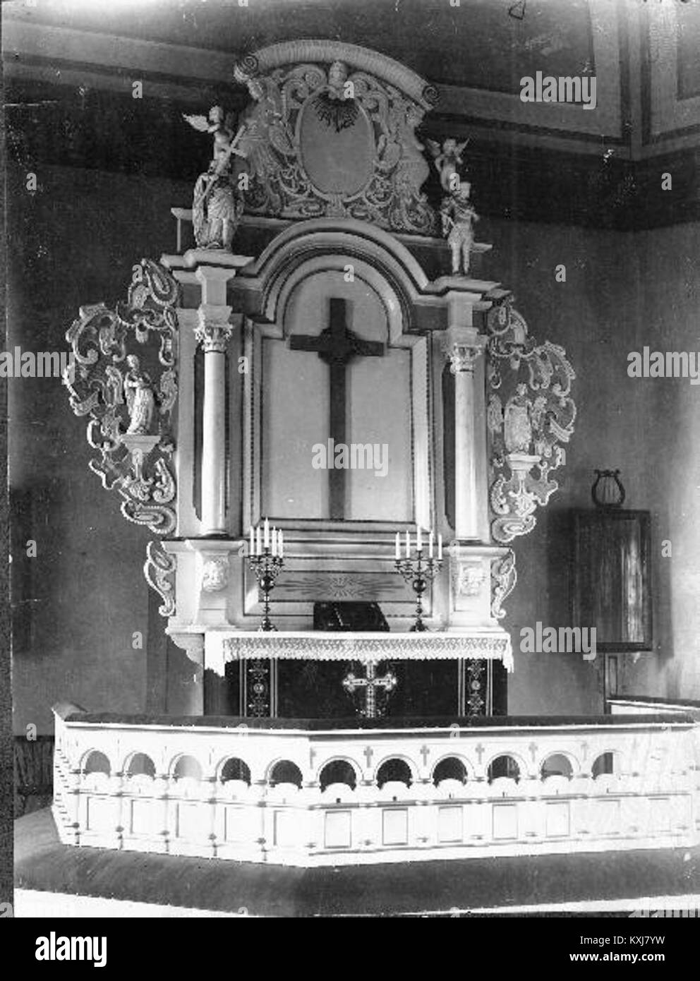 Fotografia della chiesa di Amnehärads, che mostra l'architettura dell'edificio, gli elementi interni ed esterni e il contesto storico. Foto Stock