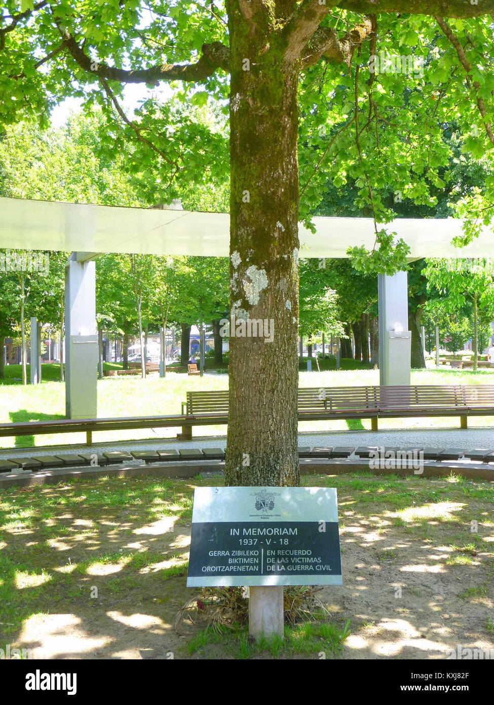 Il memoriale in Parque Zelaieta, situato ad Amorebieta, onora le vittime della guerra civile spagnola. Serve come luogo di memoria per coloro che sono stati persi durante il conflitto. Foto Stock