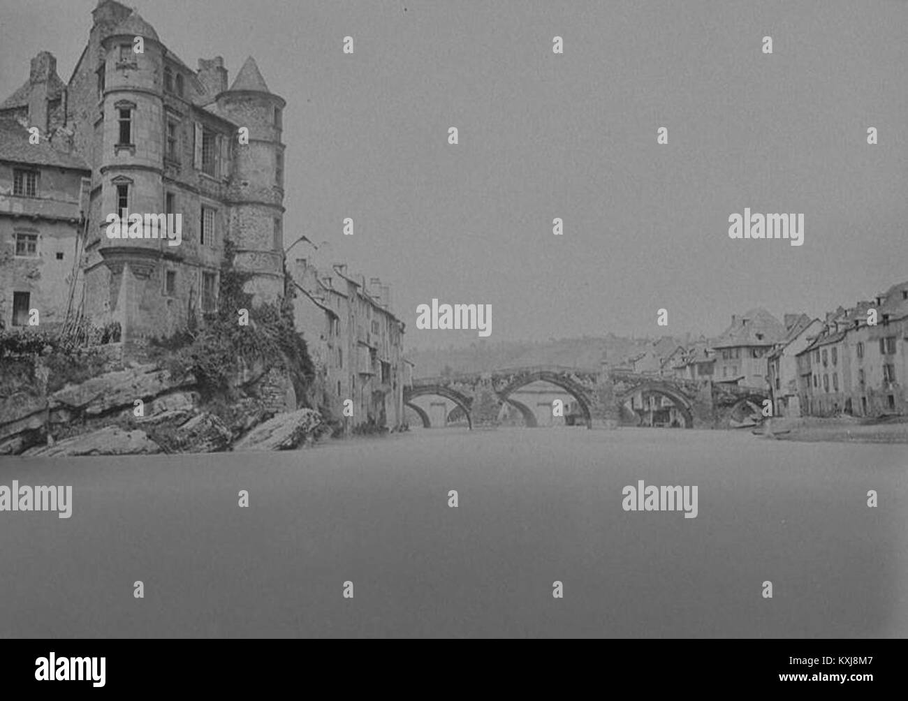 Una fotografia storica che mostra il percorso nazionale n.. 121 vicino a Rodez e Saint-Flour, Francia, con il vecchio ponte Espalion che attraversa il fiume Lot. Foto Stock