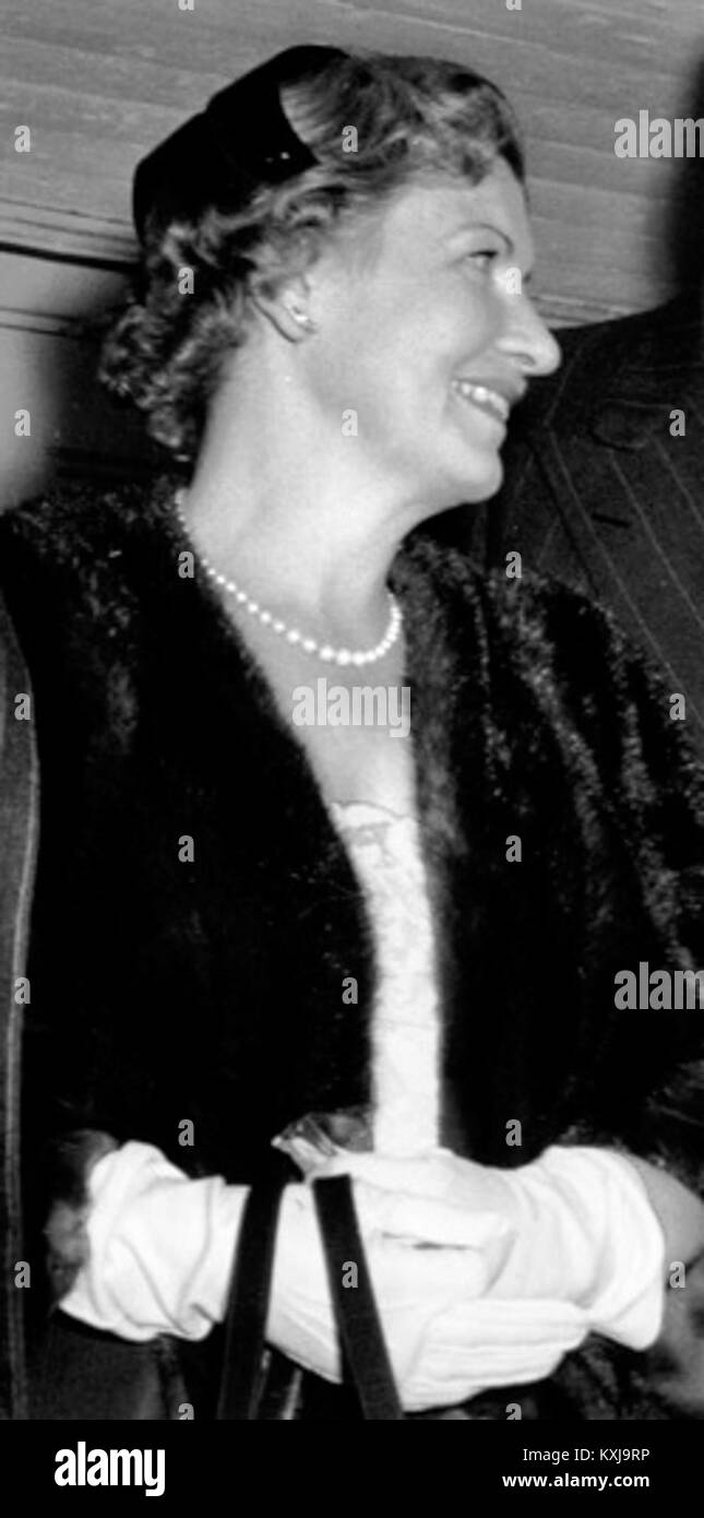 Un ritratto ritagliato della cantante svedese Anna-Lisa Björling, raffigurante la sua espressione facciale, l'abbigliamento e la posa. L'immagine fornisce informazioni sulla fotografia ritrattistica della metà del XX secolo e mette in evidenza la sua presenza nella storia culturale. Foto Stock