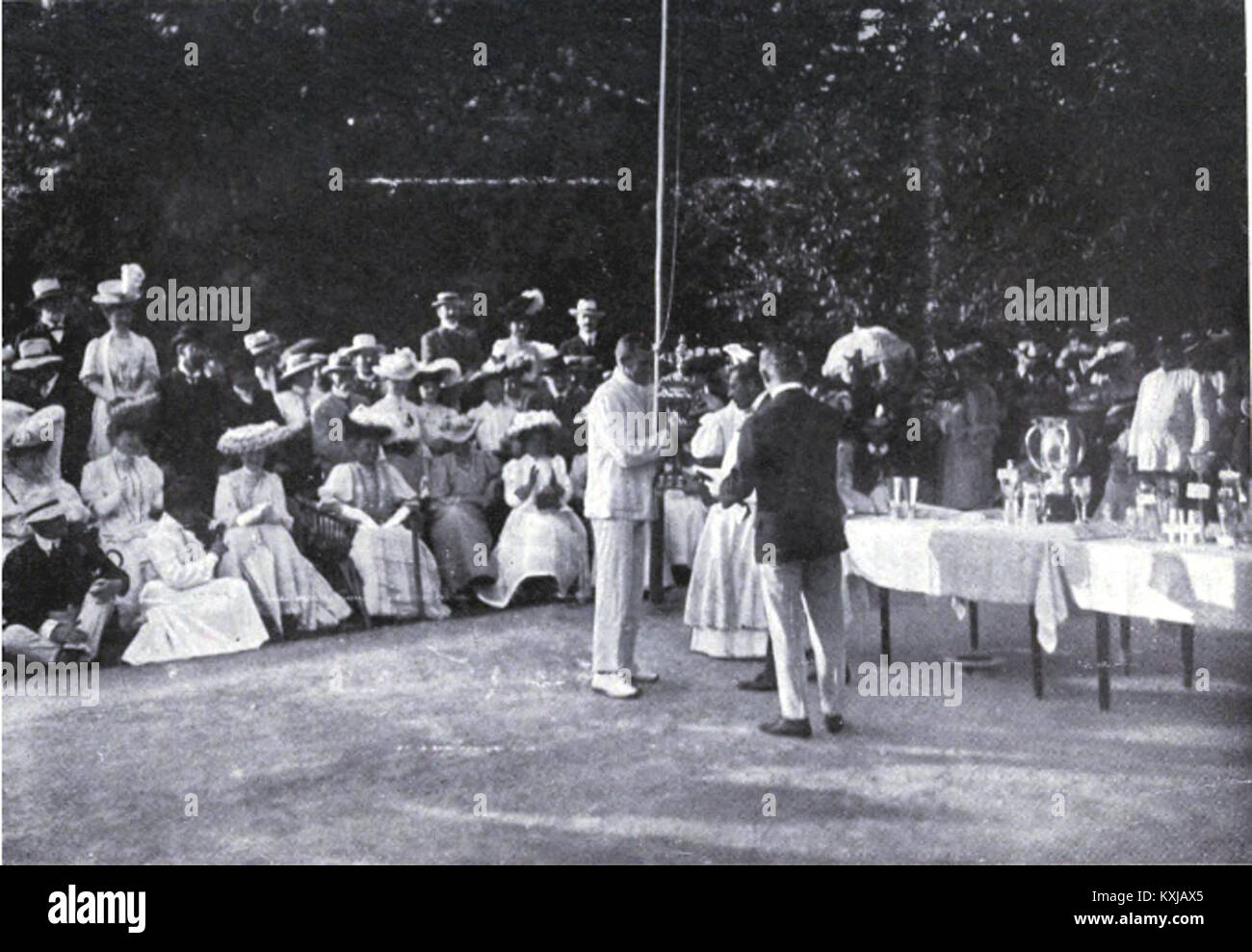 Una fotografia storica del tennista Anthony Wilding che ha ricevuto la coppa al torneo di Homburg nel 1907, riconoscendo il suo successo atletico nel tennis internazionale all'inizio del XX secolo. Foto Stock