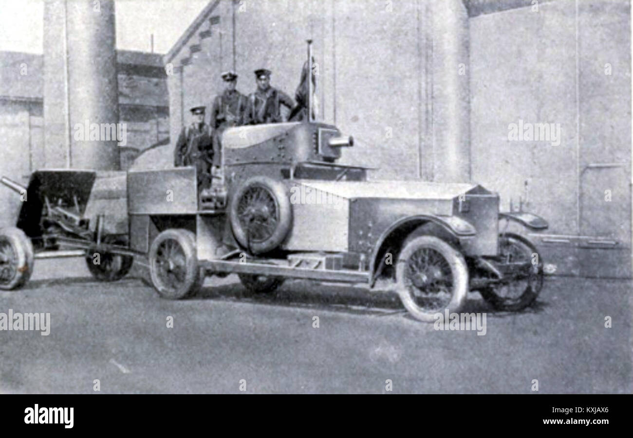 Anthony Wilding, un campione neozelandese di tennis, è raffigurato durante il torneo di tennis di Dunkirk nell'aprile 1915. Fu un importante giocatore dei primi anni del XX secolo noto per i suoi titoli internazionali. Foto Stock
