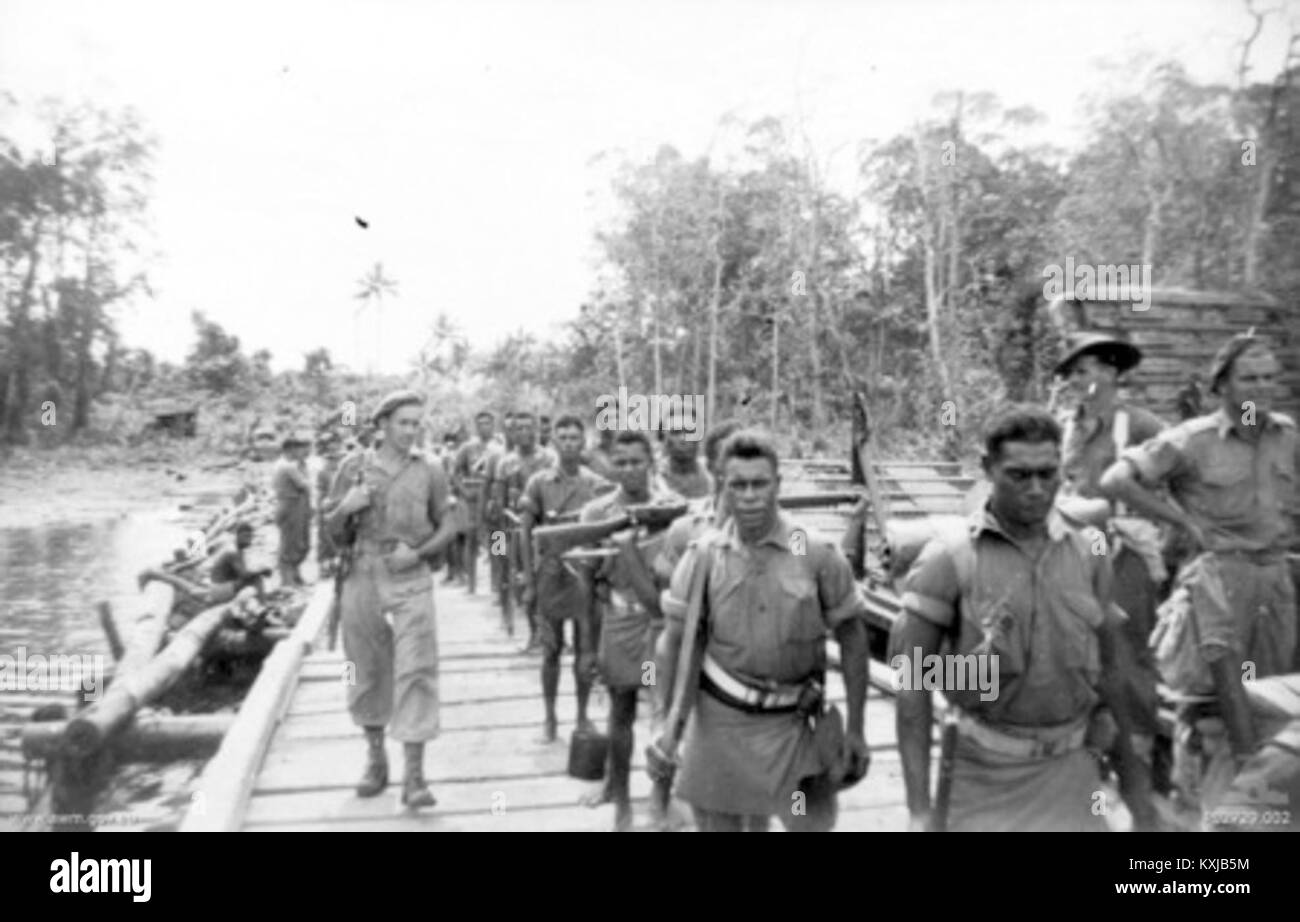 La fotografia AWM P02729.002 mostra le truppe australiane e della Papua nuova Guinea che si ritirano da Ratsua alla penisola di Soraken a Bougainville nell'agosto 1945, al termine delle operazioni di combattimento nella campagna di Bougainville della seconda guerra mondiale Foto Stock