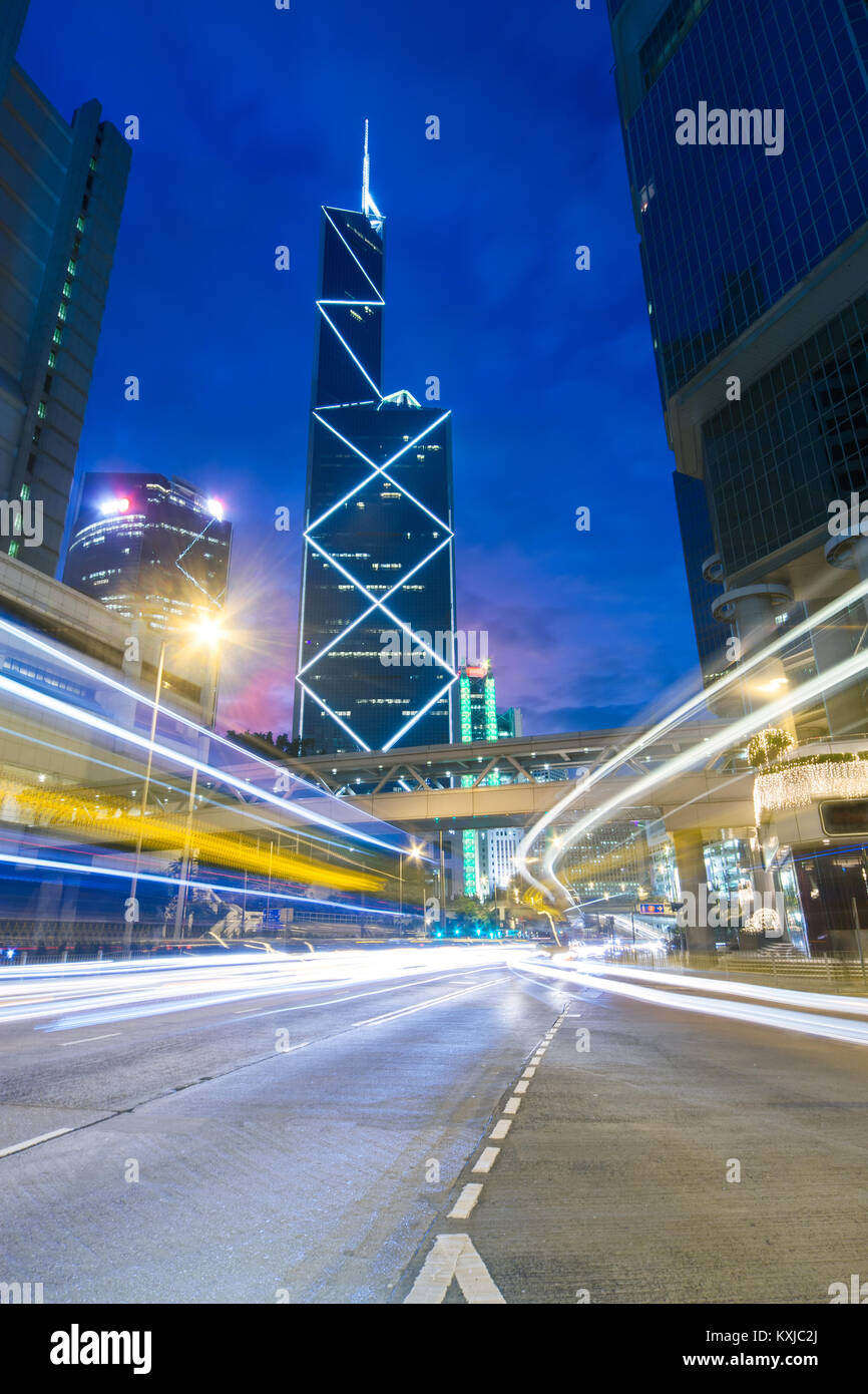 Il traffico in città nella notte,Hongkong. I grattacieli al di là sono Bank of China Tower,uno dei punti di riferimento di Hongkong. Foto Stock