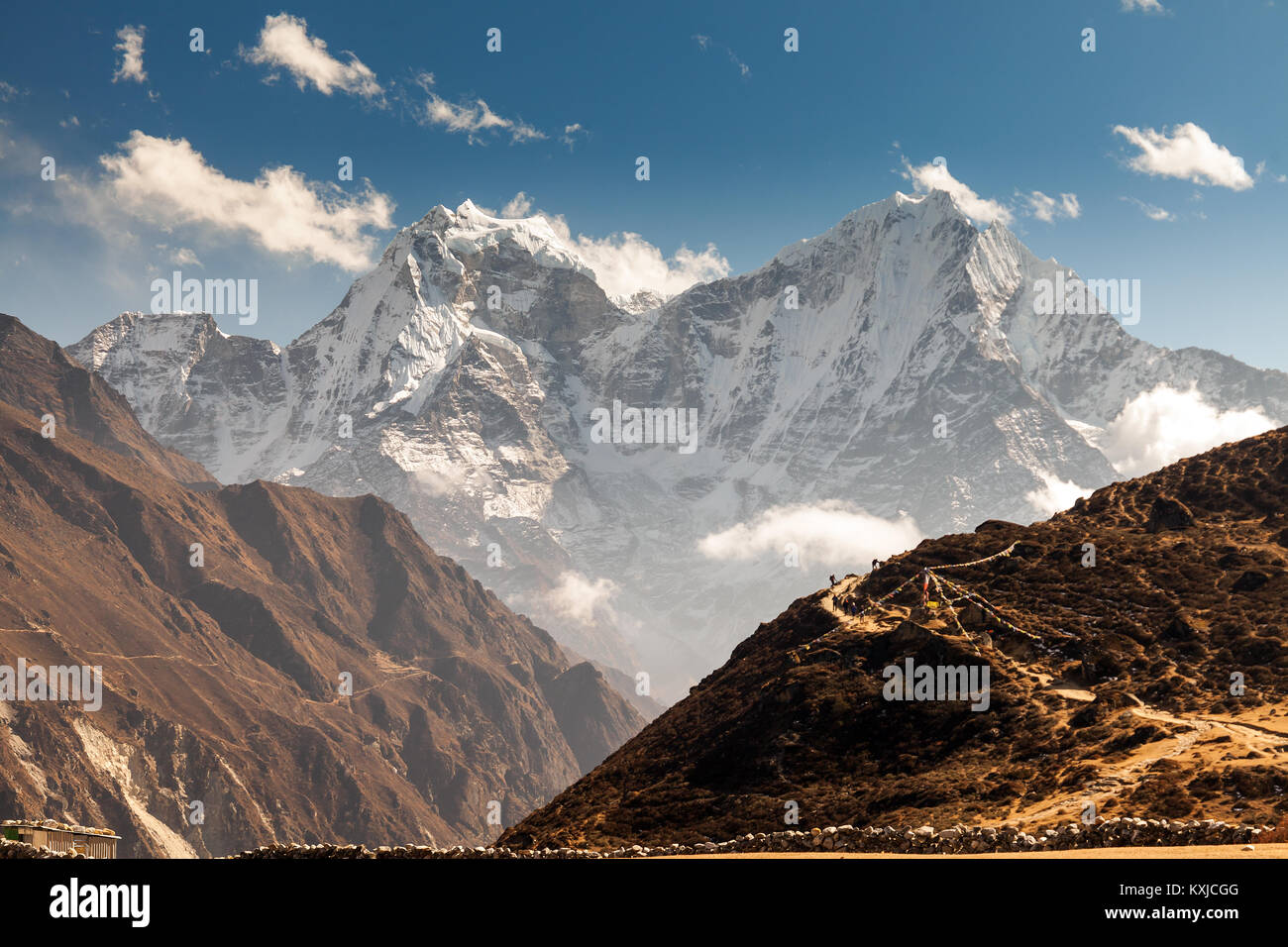 Le montagne in Himalaya, Nepal, sul sentiero che conduce al campo base Everest. Foto Stock