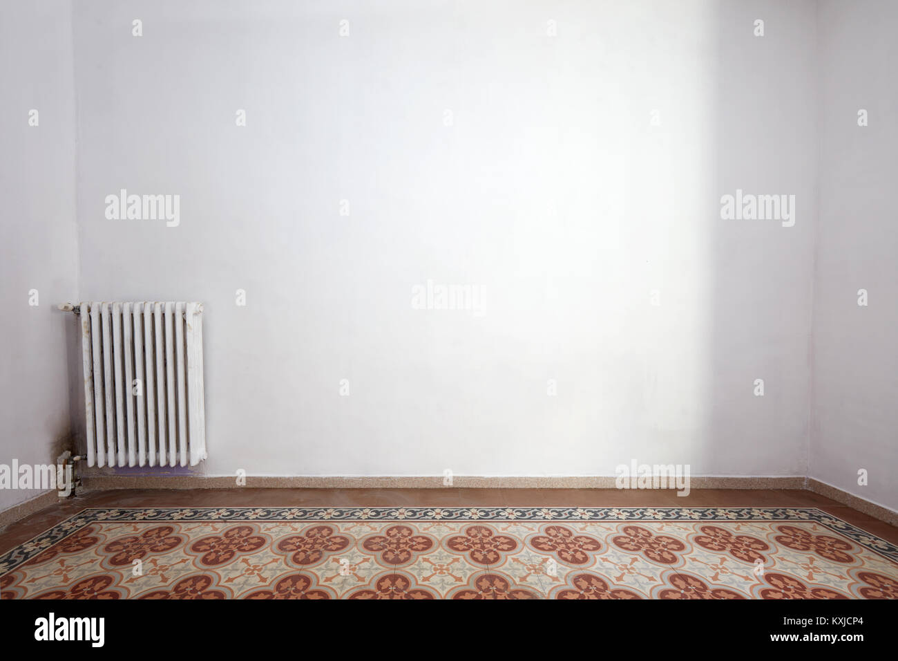 Camera vuoto interno con pavimento piastrellato e pareti bianche Foto Stock