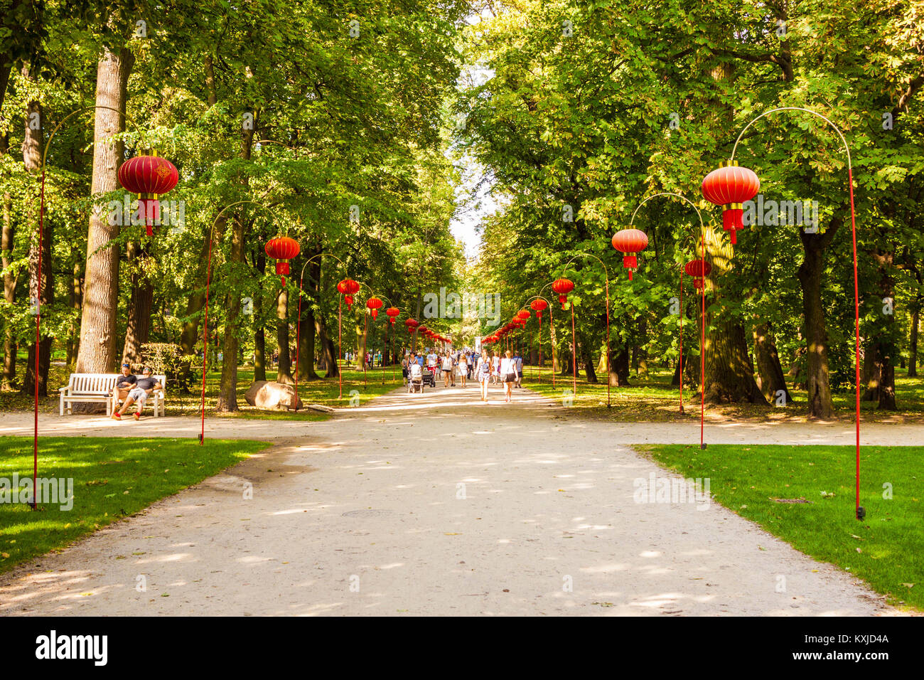 Varsavia, Polonia - 11 Settembre 2016: la gente camminare al cinese alley decorate con rosso lanterne cinesi in Reale Lazienki Park. Foto Stock