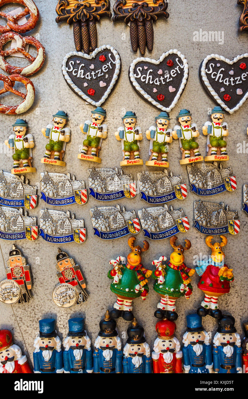 Norimberga, Germania - 27 agosto 2016: Souvenir magneti turistico per la vendita su un cavalletto di un negozio di souvenir nel centro storico della città vecchia di Norimberga. Foto Stock