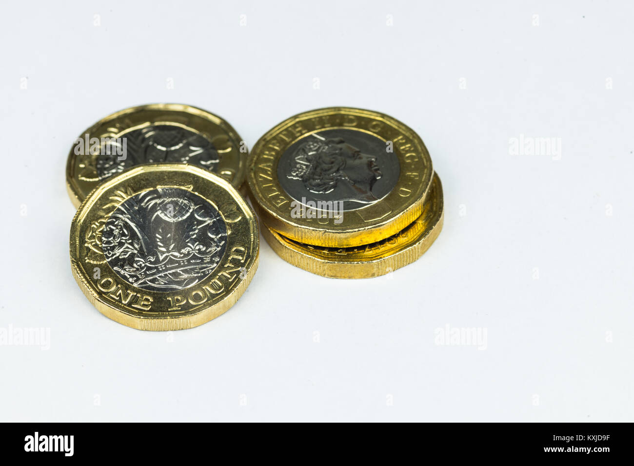 Nuovo una libbra di monete isolato in uno sfondo bianco. Foto Stock