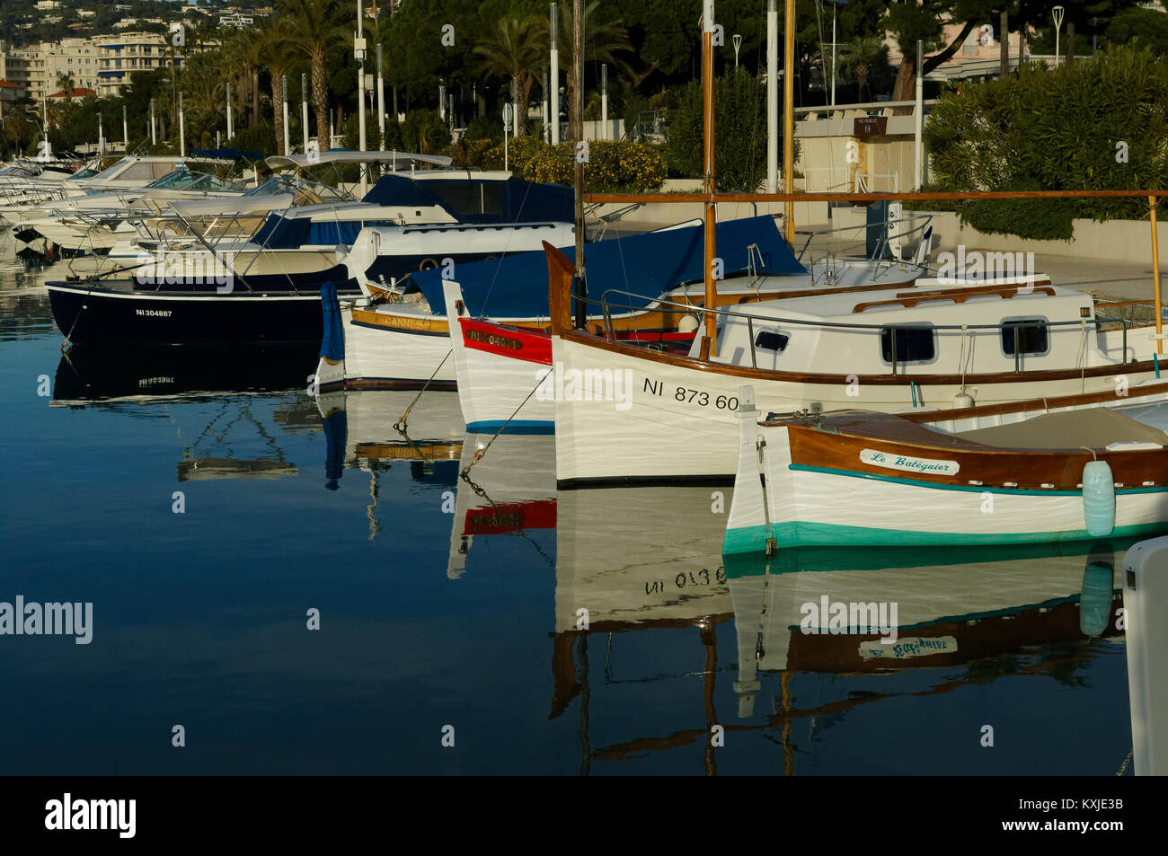 In legno tradizionali barche da pesca denominata "pointu" in Provenza.Qui nel porto di Cannes in Costa Azzurra Foto Stock