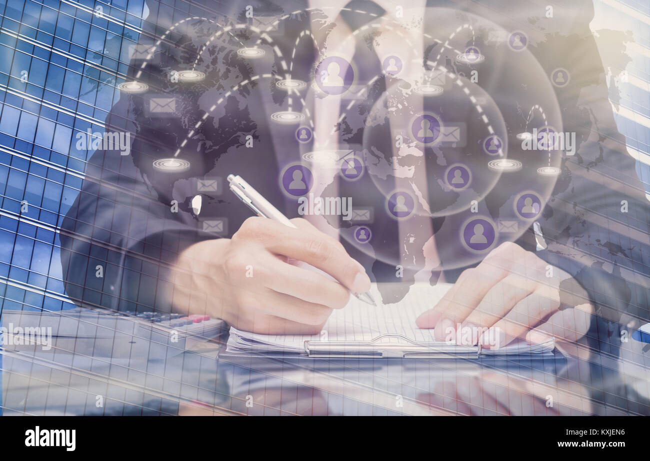 Imprenditore analizzare le informazioni su tutto il mondo della tecnologia di connessione interfaccia, elementi di questa immagine fornita dalla NASA, Business Technology conc Foto Stock