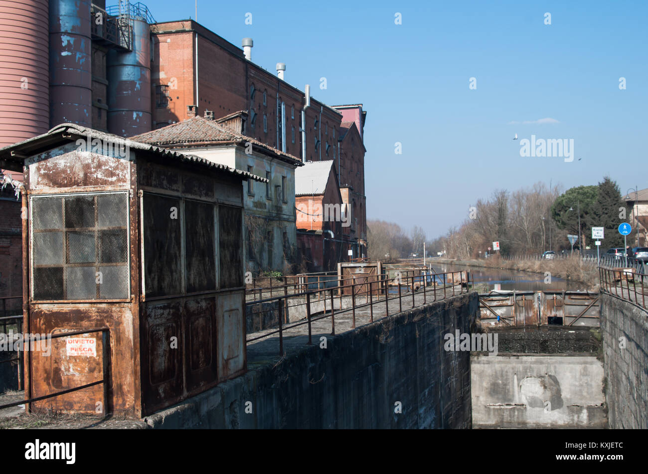 In disuso edifici industriali su un lato del canale vicino Pavia, Italia Foto Stock