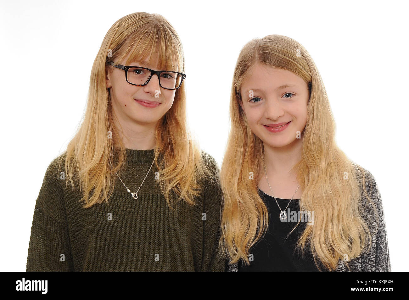 Due bella bionda ragazze caucasici, sorridente isolato su bianco Foto Stock