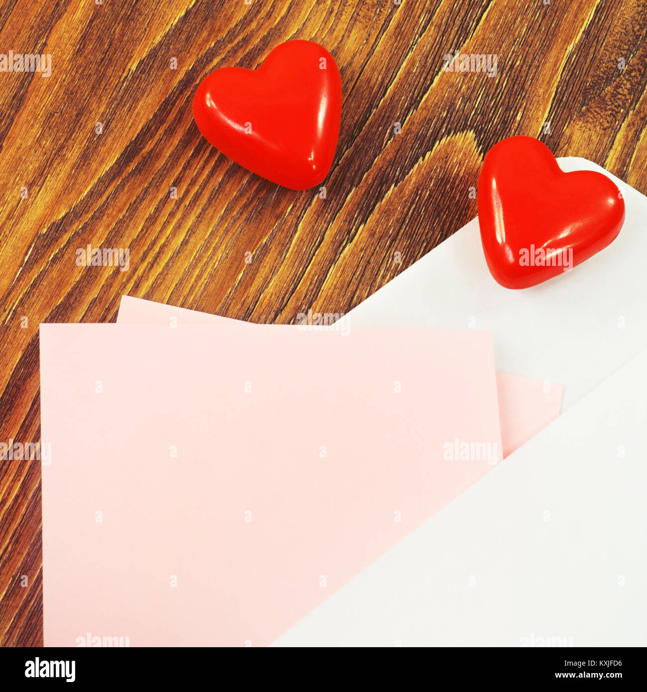 Aperta la busta con il cuore rosso e una carta rosa per il testo Foto Stock