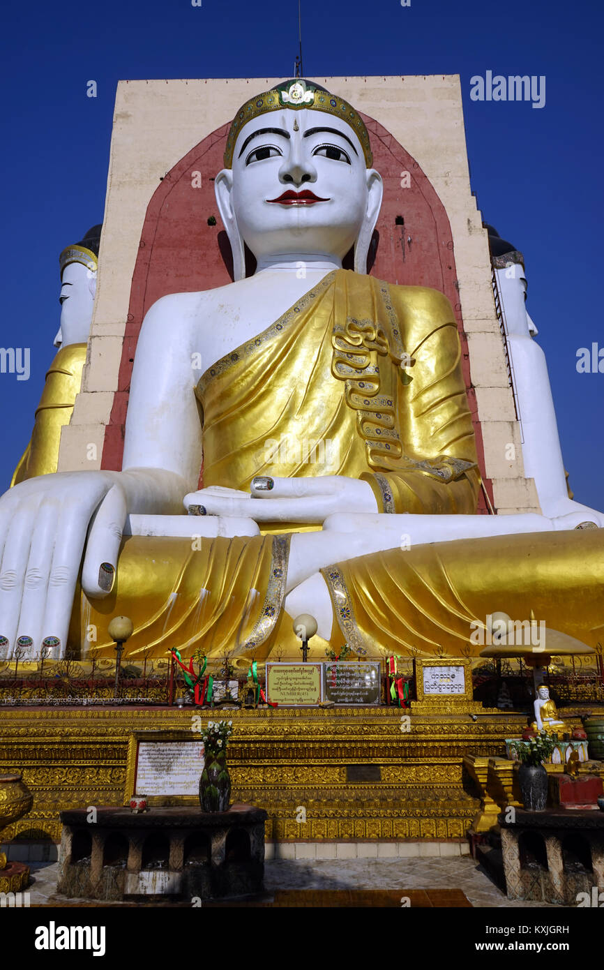 BAGO, MYANMAR - circa aprile 2017 Kyaikpun Buddha Foto Stock