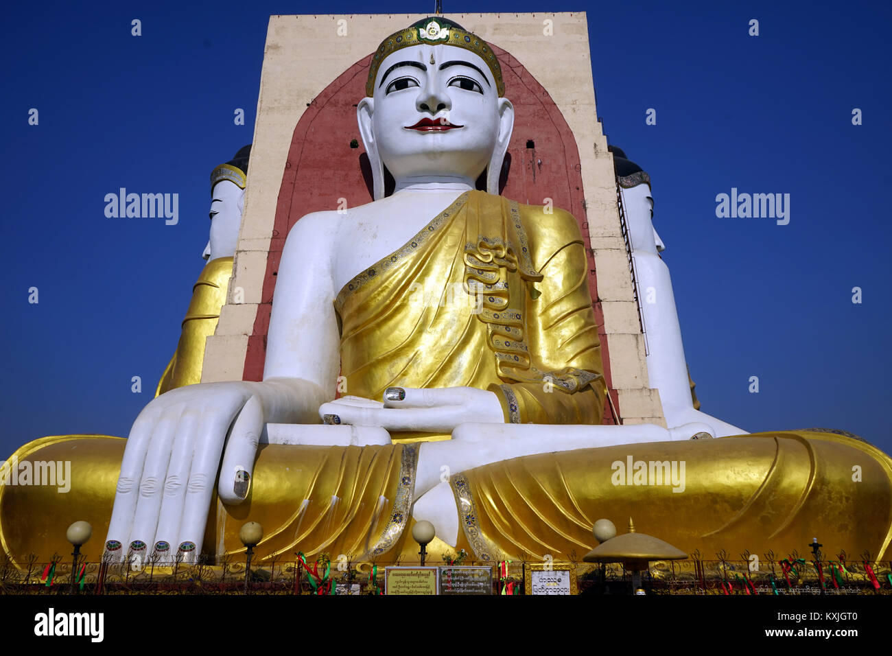 BAGO, MYANMAR - circa aprile 2017 Kyaikpun Buddha Foto Stock