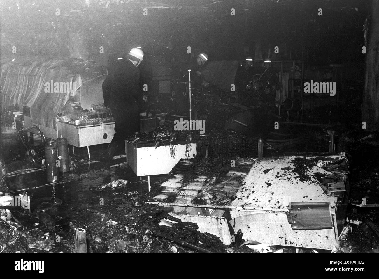 I vigili del fuoco in bruciato il quarto piano dell 'Kaufhof' a Frankfurt am Main il 3 di Aprile di 1968. Gli incendi scoppiati in due centri commerciali per lo shopping a Francoforte nella notte di mercoledì 3 aprile nel 1968, che sono stati causati da attacchi dinamitardi. In seguito le dichiarazioni ufficiali le cartucce di esplosivo sono stati trovati in entrambe le case. Mentre essi ancora combattuta contro il fuoco, una donna chiamata il dipartimento editoriale del dpa Deutsche Presse-Agentur a Francoforte e di stati che gli incendi sono stati " politici atti di vendetta". I vigili del fuoco e polizia ha informato i membri del personale delle altre shoppi Foto Stock