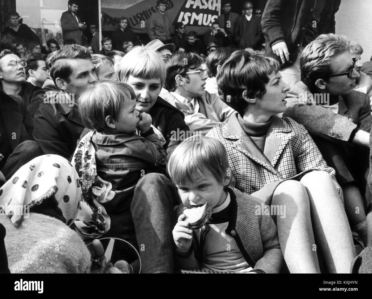 Gli studenti di un sit-in di sciopero presso l'entrata del palazzo universitario a Frankfurt am Main il maggio 24,1968; alcuni studenti avevano portato la loro prole con loro. La mattina del maggio 24,1968, Frankfurt gli studenti hanno continuato la loro protesta contro lo stato di emergenza la costituzione con un altro blocco dell'università le operazioni. I picchetti era già occupata l'università di entrate nelle prime ore del mattino. L'ingresso principale è stato bloccato da un sit-in di sciopero e mantenuto libero solo per 'Nazi sostenitori e di esperti". | Utilizzo di tutto il mondo Foto Stock