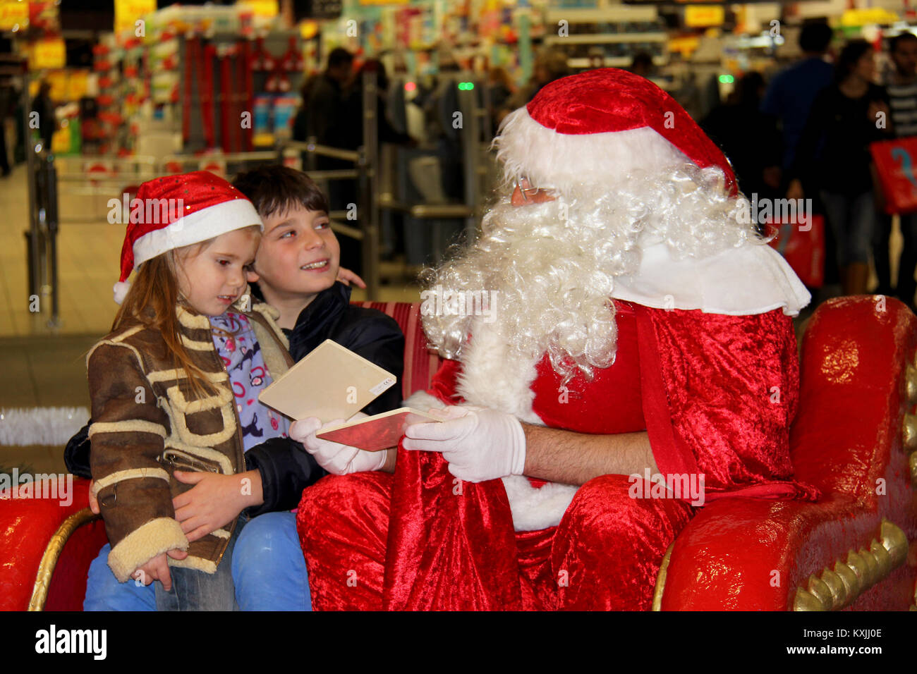 Il Portogallo, Algarve, Circa 08.12.2013 Babbo Natale in un centro commerciale chiamato aqua shopping in Portogallo regali per i bambini. Foto Stock