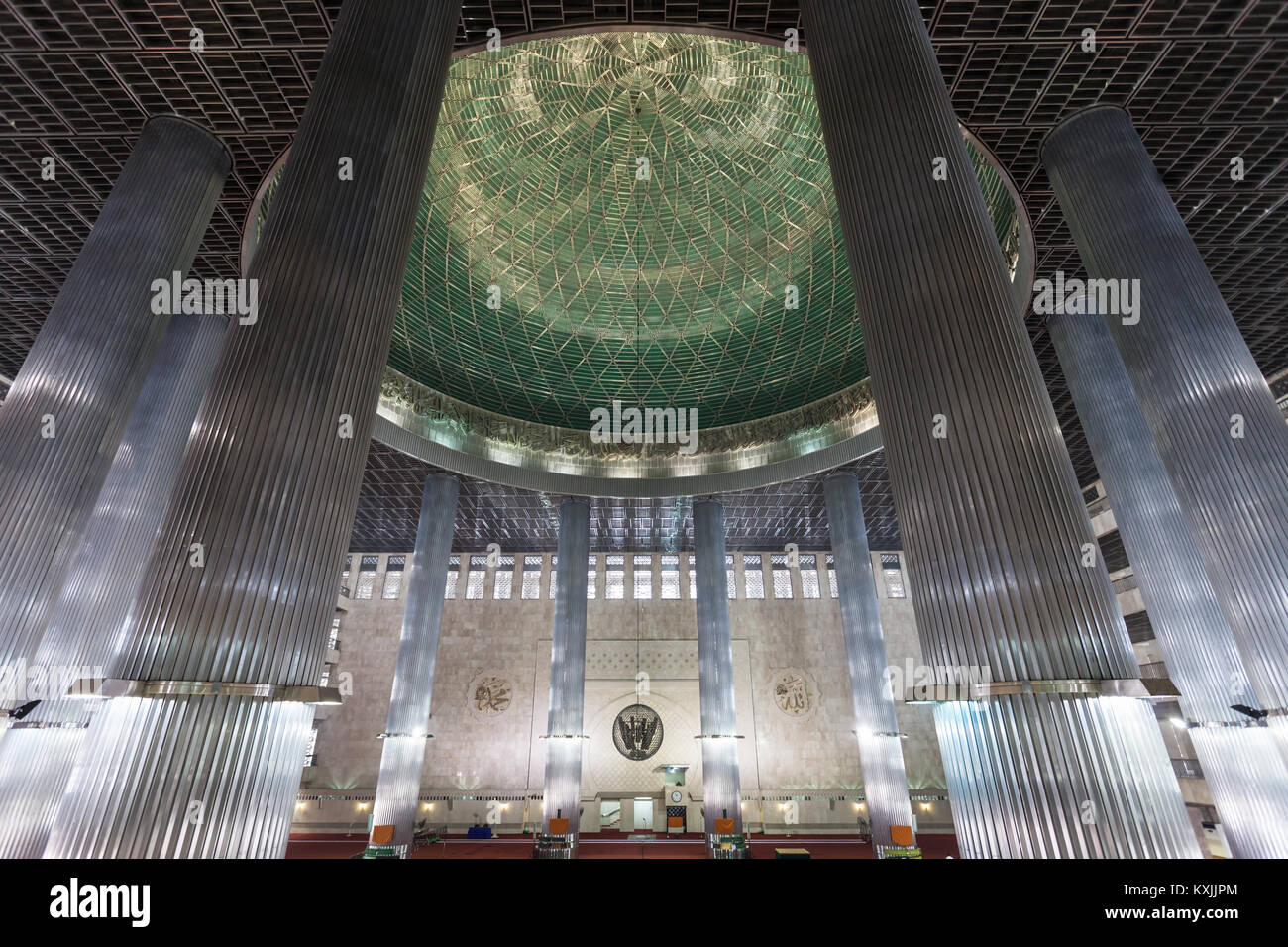 JAKARTA, Indonesia - 19 ottobre 2014: Moschea Istiqlal a Jakarta, Indonesia è la più grande moschea nel sud-est asiatico. Foto Stock