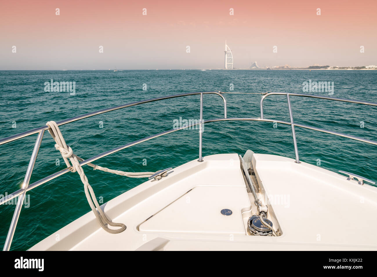 Vista della costa di Dubai dalla prua di una barca Foto Stock