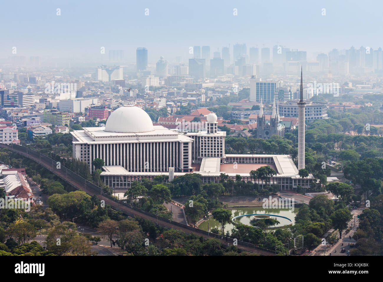 JAKARTA, Indonesia - 21 ottobre 2014: Veduta aerea della Moschea Istiqlal. Si tratta della più grande moschea del Sud-est asiatico. Foto Stock