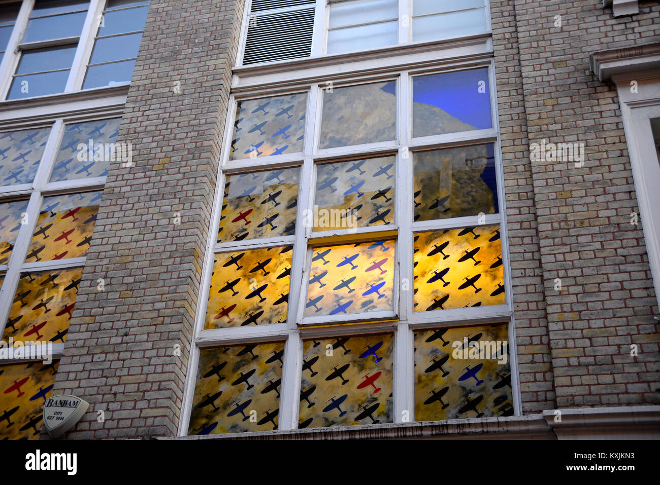 Spitfire piano arte sulla finestra del vecchio edificio in Lexington Street, Soho, Londra Foto Stock