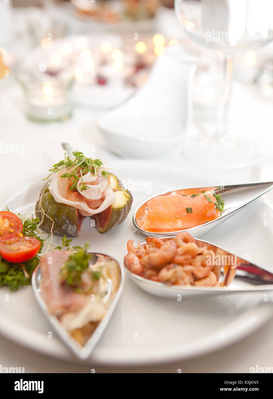 Antipasti di fantasia con piatti a base di frutti di mare e belle prosciutto su cucchiai d'argento Foto Stock