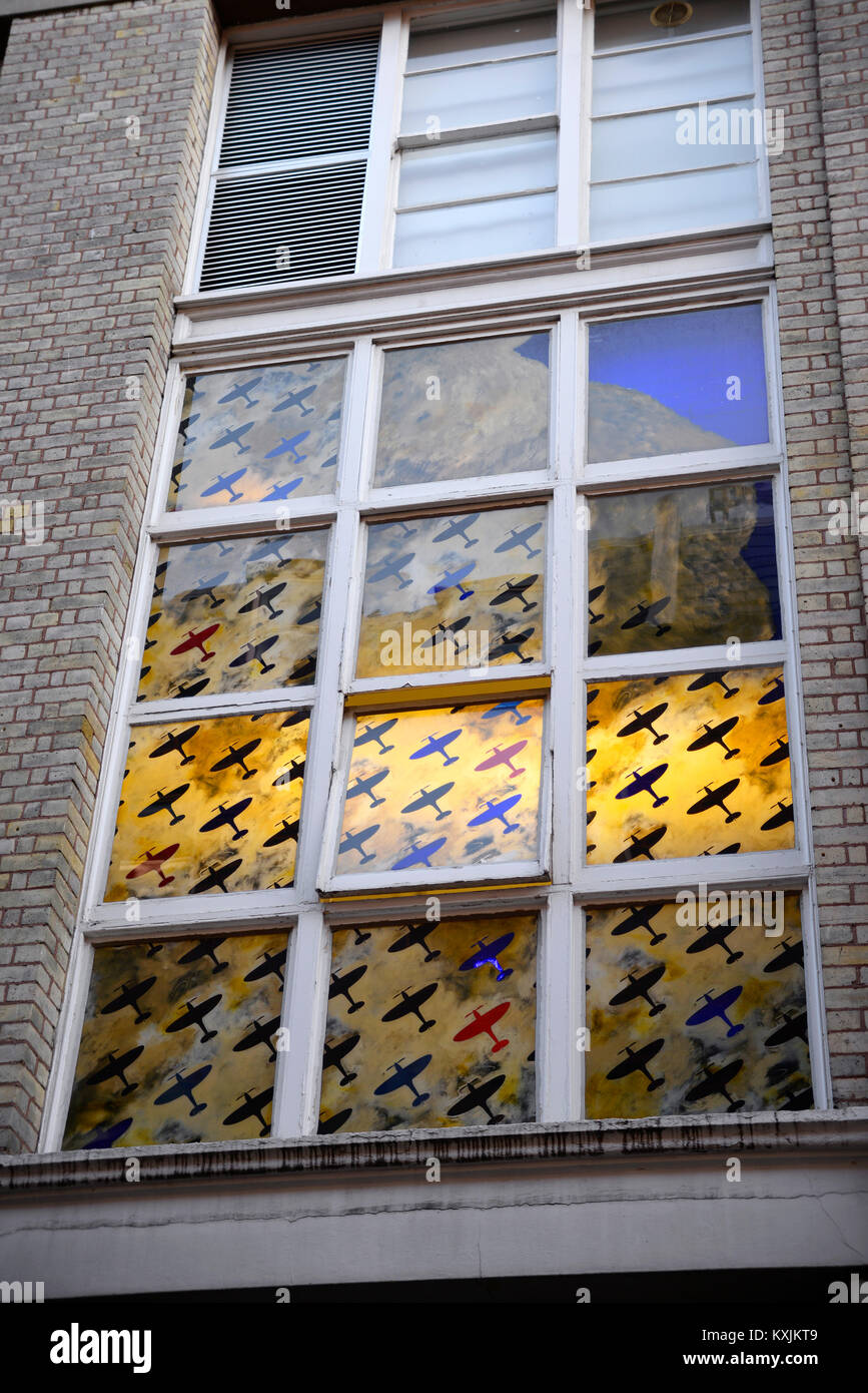 Spitfire piano arte sulla finestra del vecchio edificio in Lexington Street, Soho, Londra Foto Stock