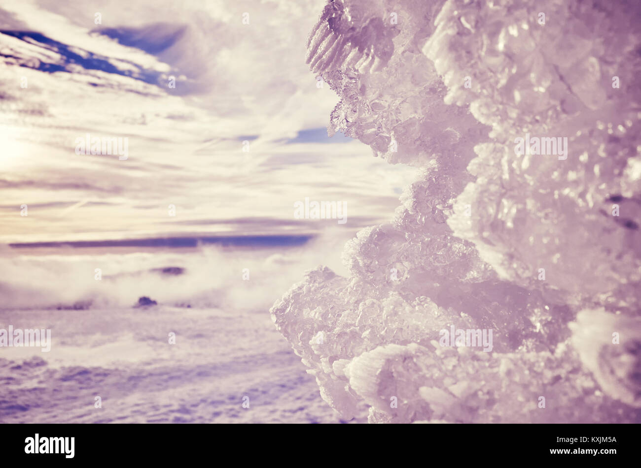 Il ghiaccio naturale formazione, dai toni di colore astratti sfondo inverno con profondità di campo ridotta. Foto Stock