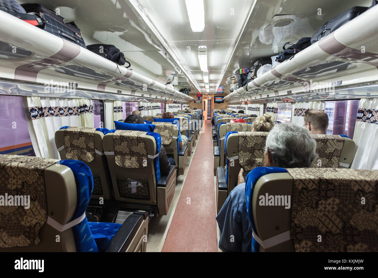 YOGYAKARTA, Indonesia - 24 ottobre 2014: indonesiano treno interno. Foto Stock