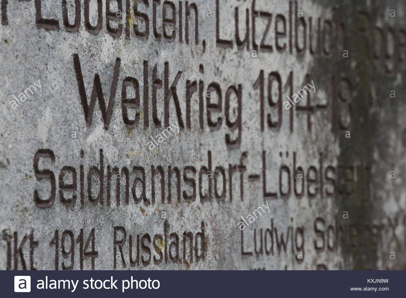 La parola tedesca Weltkrieg su un monumento di cemento in Baviera Germania eretto in memoria dei soldati hanno perso nella prima guerra mondiale Foto Stock