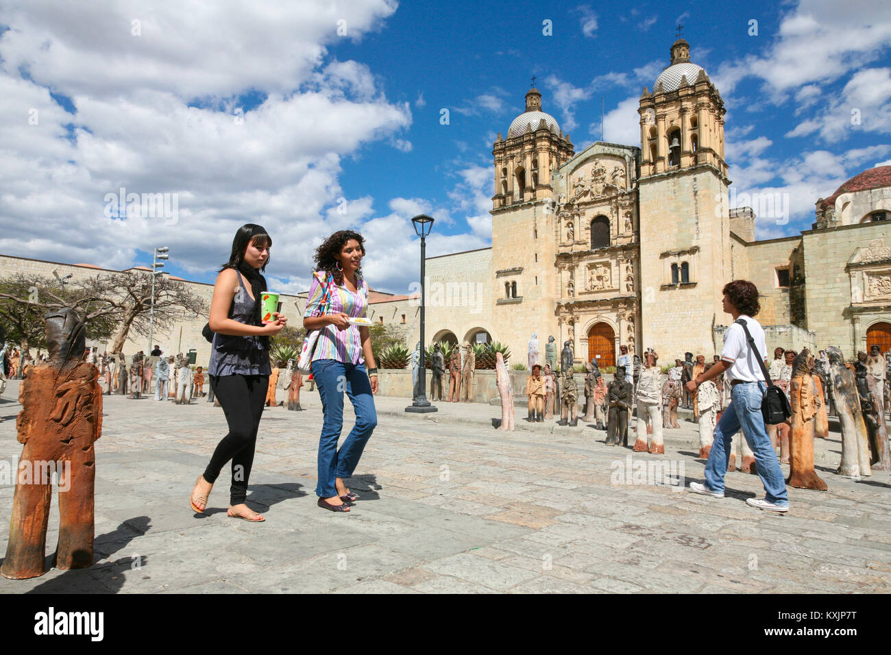 OAXACA, Messico - 7 marzo 2012: la gente a piedi dalla chiesa di Santo Domingo de Guzman in Oaxaca, Messico Foto Stock