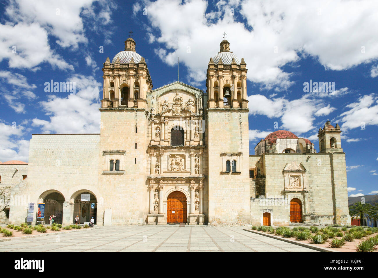 OAXACA, Messico - 7 marzo 2012: la facciata della chiesa di Santo Domingo de Guzman in Oaxaca, Messico Foto Stock