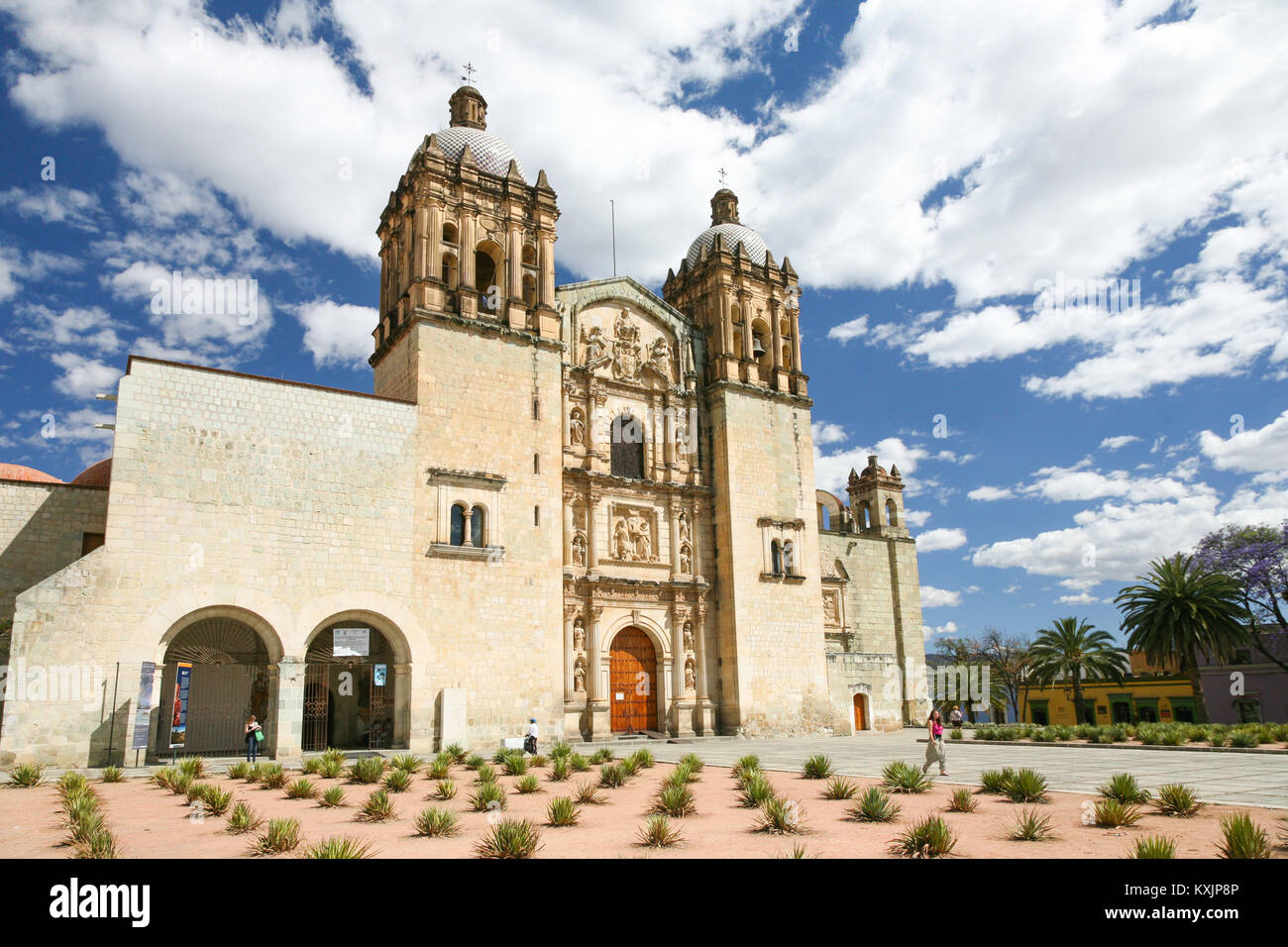 OAXACA, Messico - 7 marzo 2012: la gente a piedi dalla chiesa di Santo Domingo de Guzman in Oaxaca, Messico Foto Stock