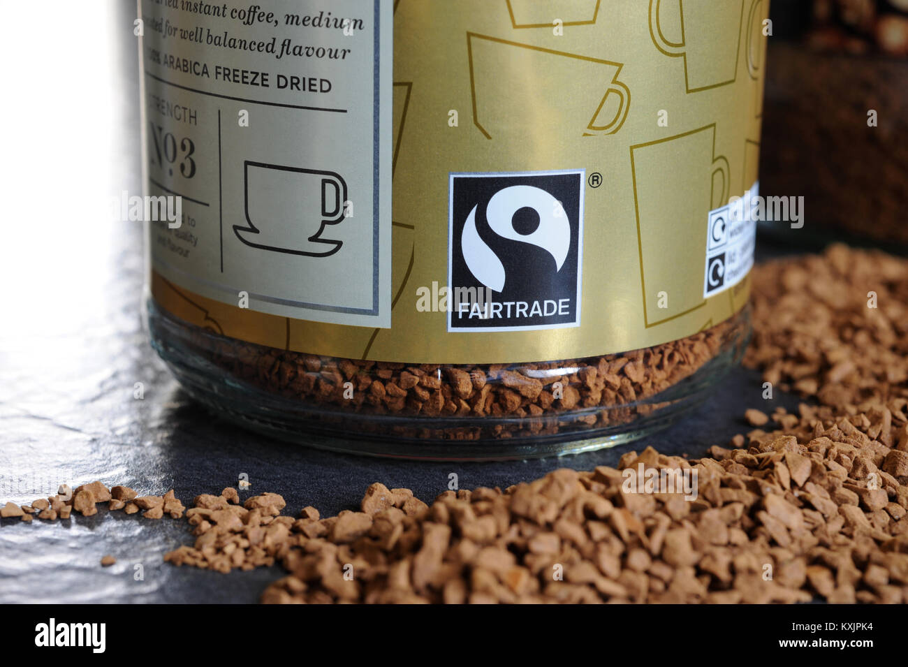 FAIRTRADE simbolo sul vaso di caffè con granuli di caffè REGNO UNITO Foto Stock