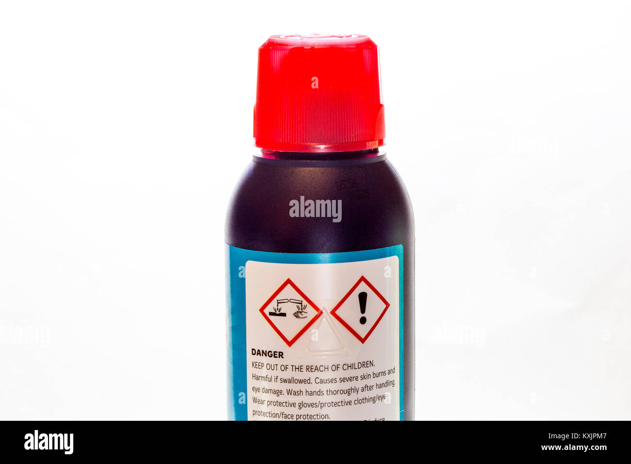 Il pittogramma internazionale per prodotti chimici corrosivi. Su di una bottiglia di detergente. Foto Stock