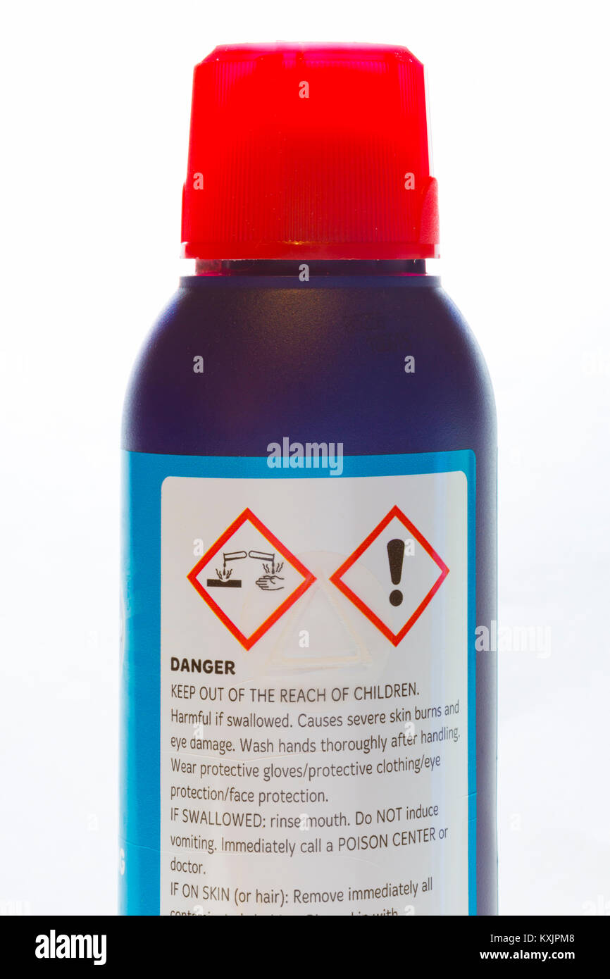 Il pittogramma internazionale per prodotti chimici corrosivi. Su di una bottiglia di detergente. Foto Stock