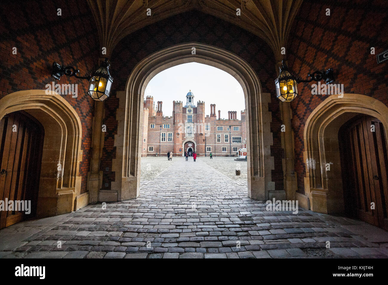 Hampton Court Palace è un palazzo reale nel borough di Richmond, Londra. Esso ha due contrastanti stili architettonici, domestici Tudor e barocco. Foto Stock