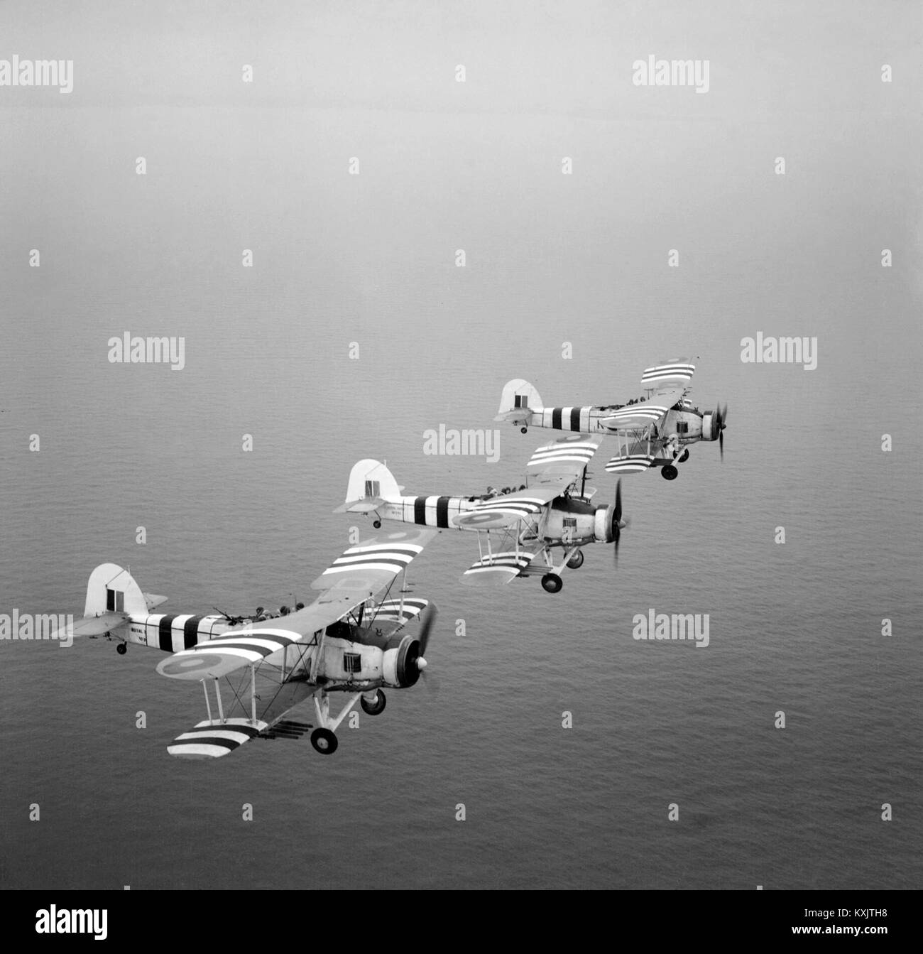 Tre razzo-Pesce spada armati su un volo di formazione, Agosto 1944. Il velivolo sono dipinte con invasione strisce la Fairey Swordfish fu un biplano aerosilurante progettato dalla Fairey Aviation Company. Foto Stock