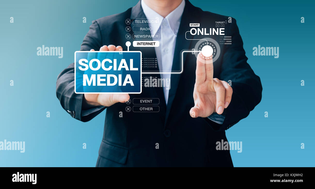 Business man mano segno sull utilizzo dei social media per la pubblicità, Internet on-line concept Foto Stock